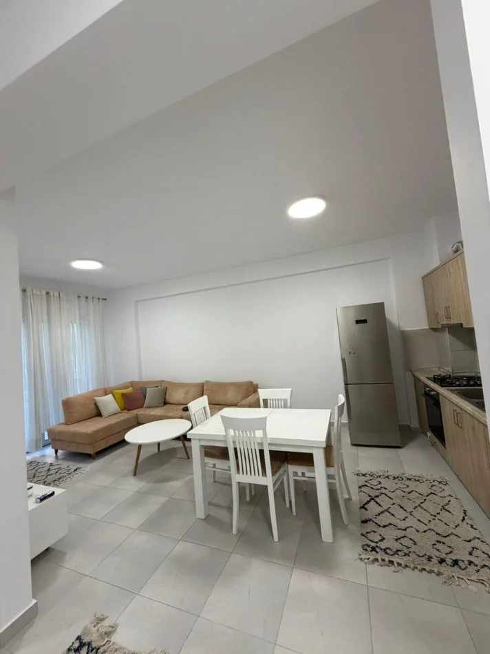 Tirane, jepet me qera Apartament 2+1+ 2 Ballkone, Kati 5, 80 m²,Çmimi 60.000 Lekë të Reja, Tek Golden Park, Yzberisht, Tiranë.