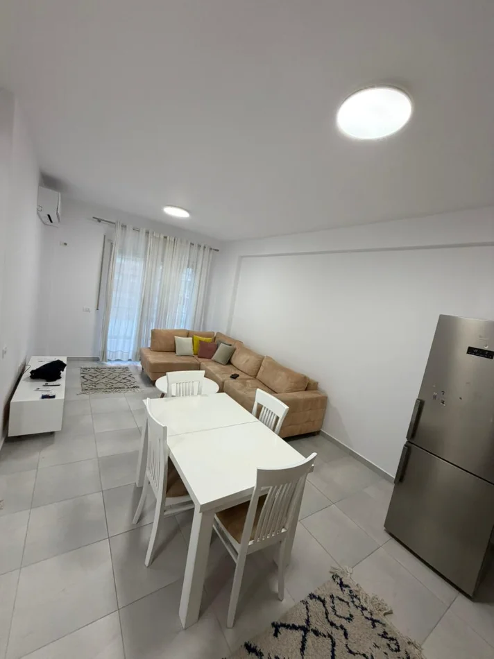 Tirane, jepet me qera Apartament 2+1+ 2 Ballkone, Kati 5, 80 m²,Çmimi 60.000 Lekë të Reja, Tek Golden Park, Yzberisht, Tiranë.