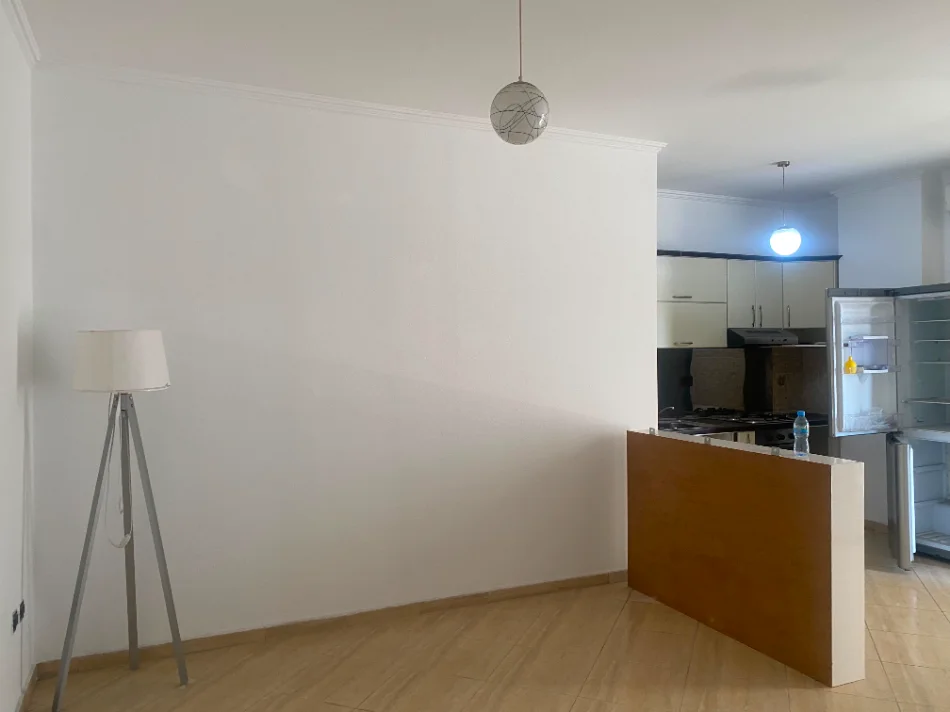 Tirane, jepet me qera apartament 2+1 Kati 3, 90 m² 700 € (Tek Pazari i Ri, Tiranë.)