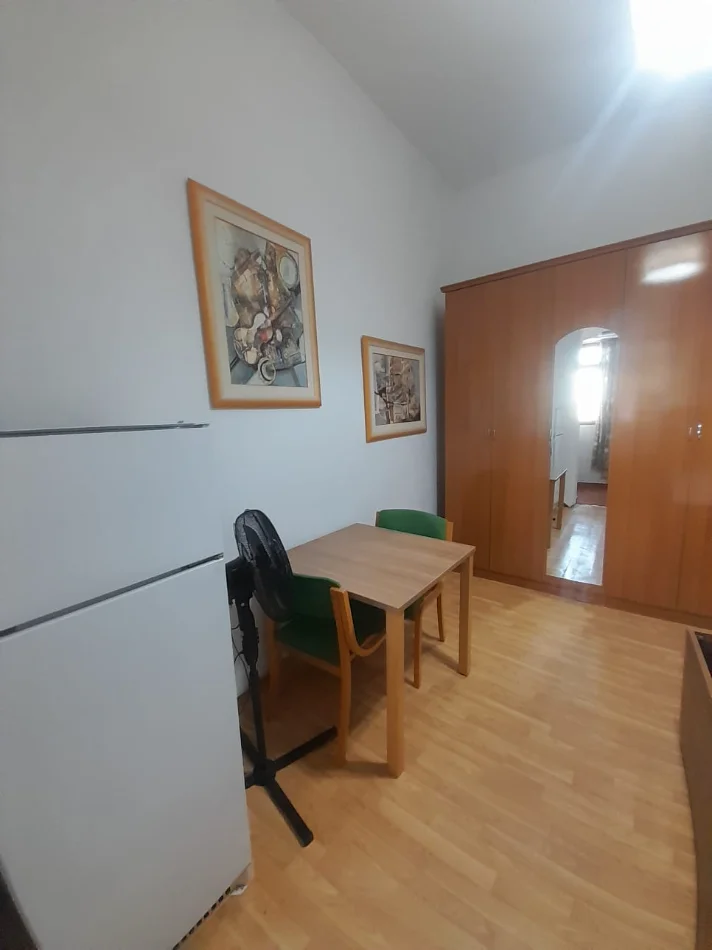 Tirane, jepet me qera Garsioner, Kati 2, 38 m²Mobiluar, Çmimi 29.000 Lekë të Reja, (Pranë Shkollës Medreses, Rruga Dibrës ,Tiranë)