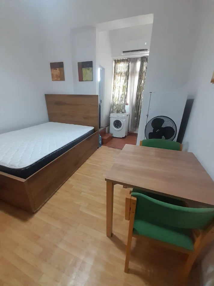 Tirane, jepet me qera Garsioner, Kati 2, 38 m²Mobiluar, Çmimi 29.000 Lekë të Reja, (Pranë Shkollës Medreses, Rruga Dibrës ,Tiranë)