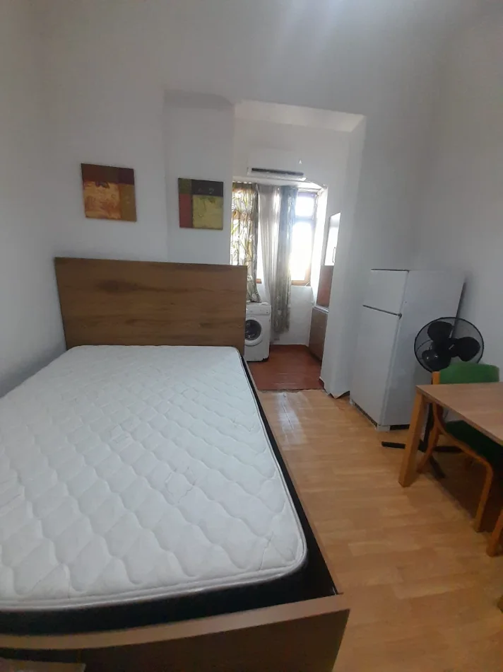 Tirane, jepet me qera Garsioner, Kati 2, 38 m²Mobiluar, Çmimi 29.000 Lekë të Reja, (Pranë Shkollës Medreses, Rruga Dibrës ,Tiranë)