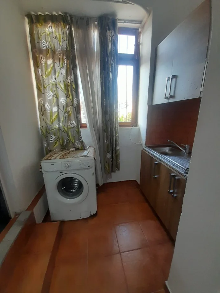 Tirane, jepet me qera Garsioner, Kati 2, 38 m²Mobiluar, Çmimi 29.000 Lekë të Reja, (Pranë Shkollës Medreses, Rruga Dibrës ,Tiranë)