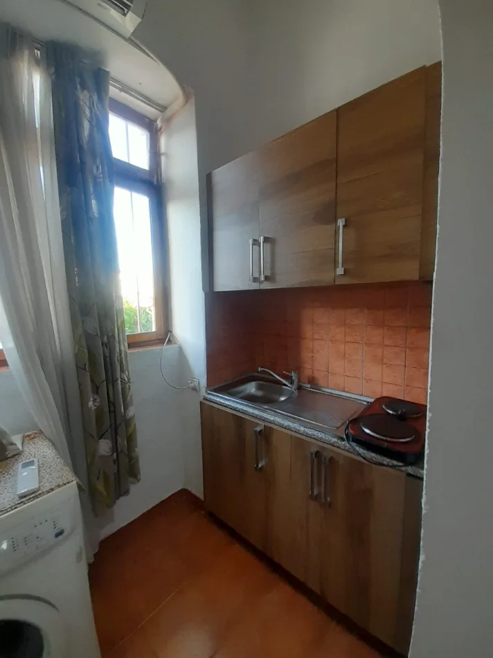 Tirane, jepet me qera Garsioner, Kati 2, 38 m²Mobiluar, Çmimi 29.000 Lekë të Reja, (Pranë Shkollës Medreses, Rruga Dibrës ,Tiranë)