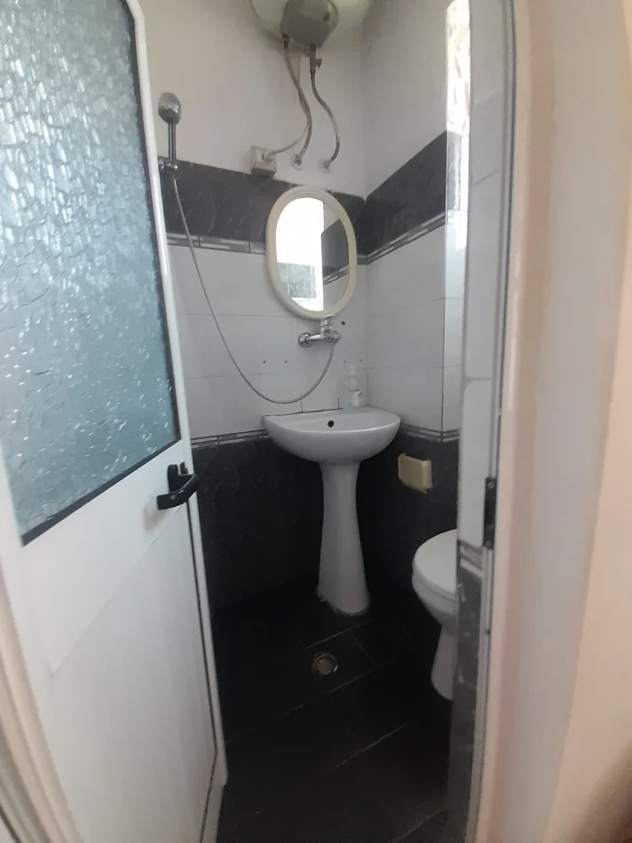 Tirane, jepet me qera Garsioner, Kati 2, 38 m²Mobiluar, Çmimi 29.000 Lekë të Reja, (Pranë Shkollës Medreses, Rruga Dibrës ,Tiranë)