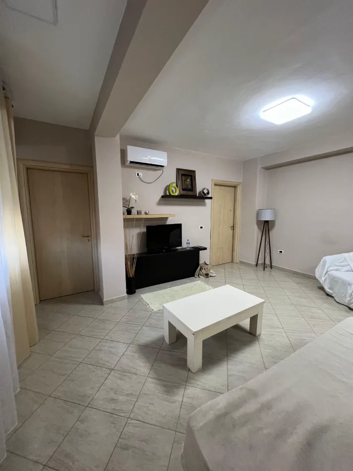 Tirane, jepet me qera apartament 2+1 Kati 4, 70 m² 680 € 