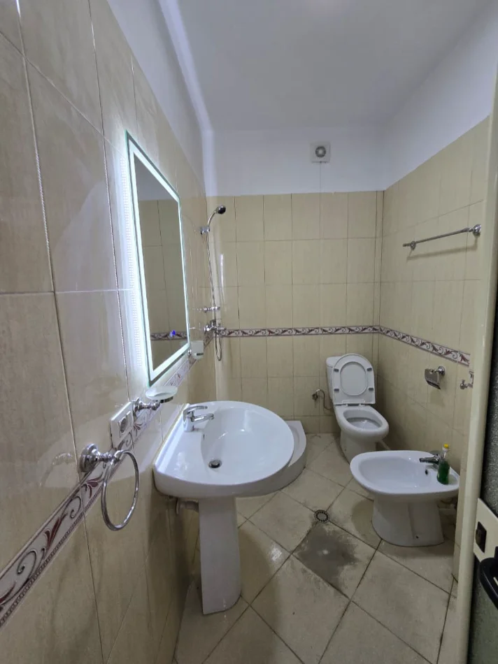 Shkembi Kavajes, shitet apartament 1+1+Ballkon Kati 4, 63 m² 89.900 € (Rruga Shkembi Kavajes)