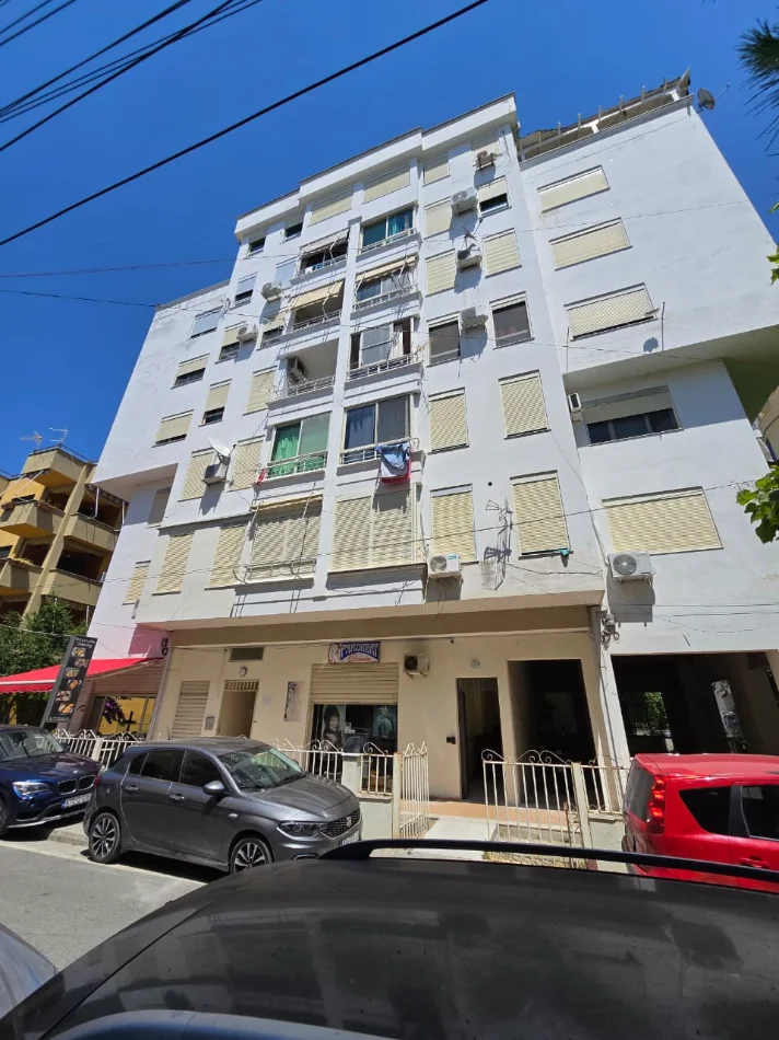 Shkembi Kavajes, shitet apartament 1+1+Ballkon Kati 4, 63 m² 89.900 € (Rruga Shkembi Kavajes)