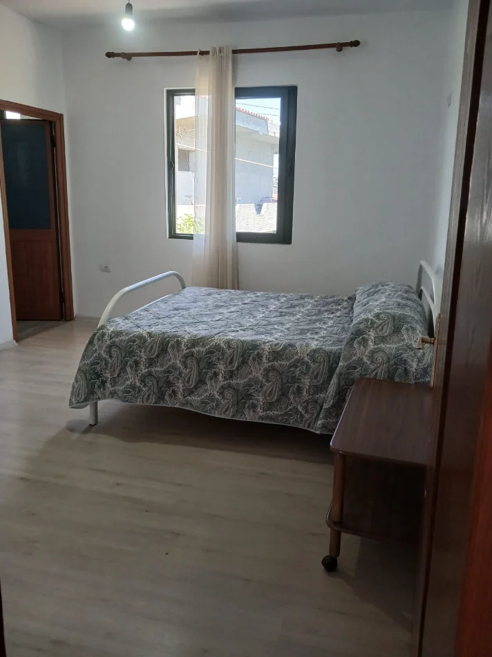 Tirane, jepet me qera apartament 3+1 Kati 2, 120 m² 500 € (Rruga Siri Kodra)