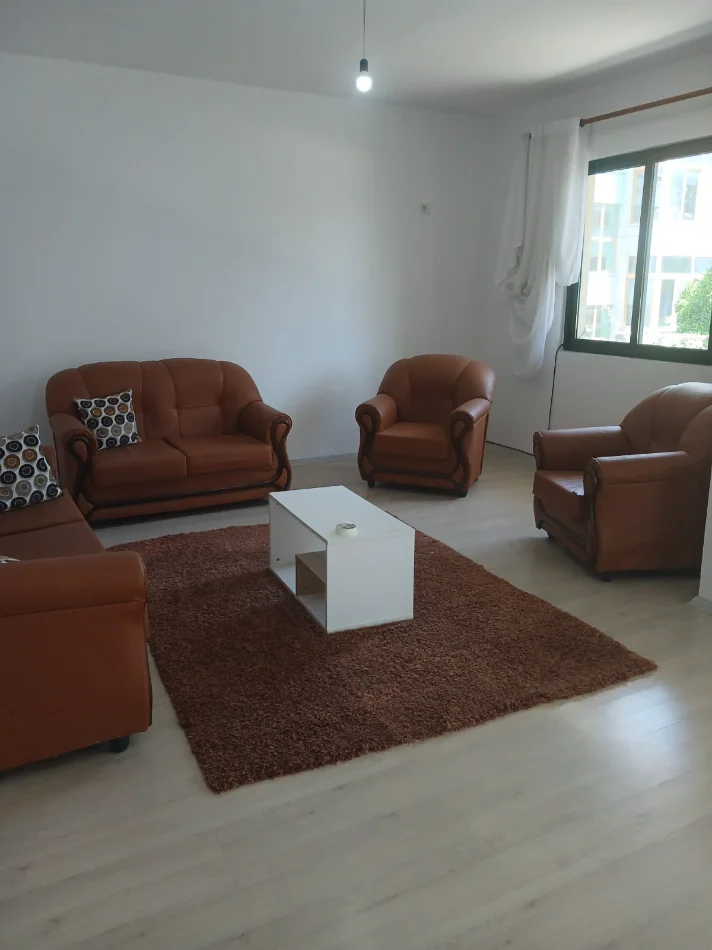 Tirane, jepet me qera apartament 3+1 Kati 2, 120 m² 500 € (Rruga Siri Kodra)