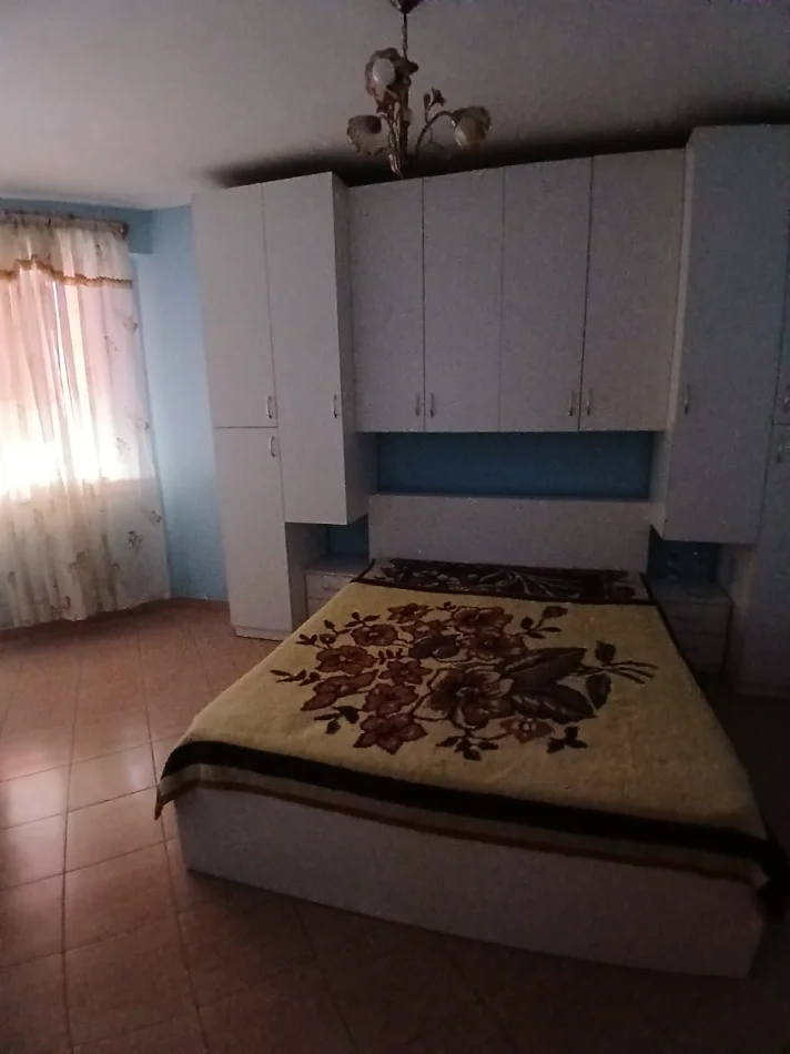 Tirane, jepet me qera apartament 1+1 Kati 1, 70 m² 400 € (Rruga Loni Ligori)