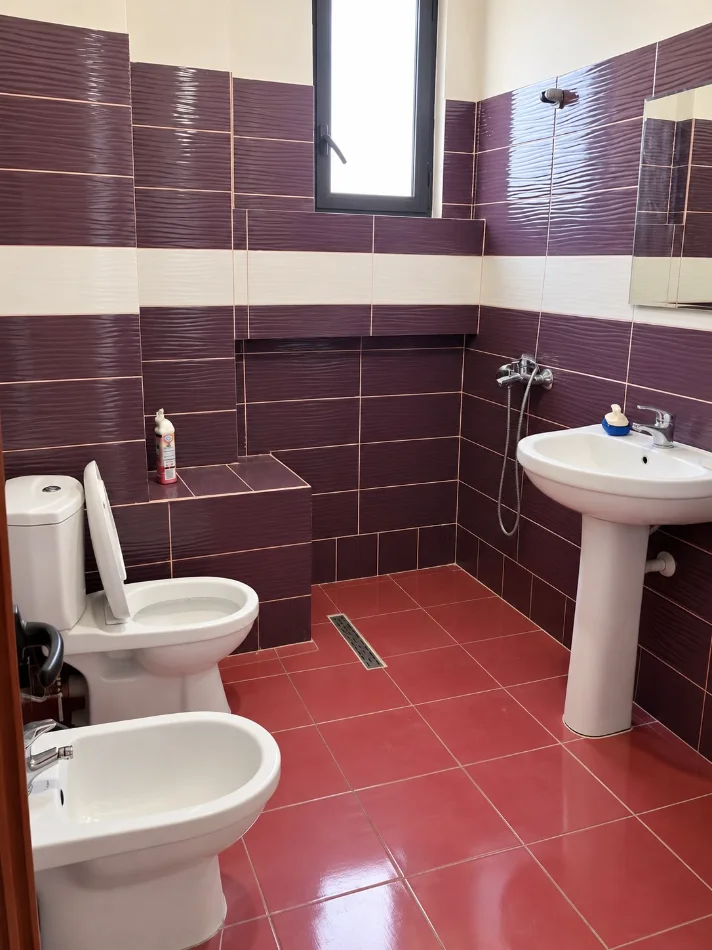 Tirane, jepet me qera apartament 2+1+Ballkon Kati 2, 110 m² 450 € (Rruga Njazi Meka)