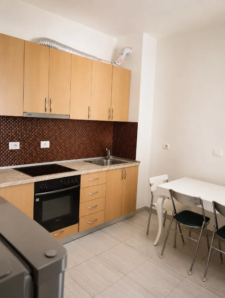 Tirane, jepet me qera apartament 2+1+Ballkon Kati 2, 110 m² 450 € (Rruga Njazi Meka)