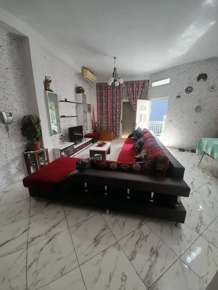 Tirane, jepet me qera Banesë 1+1+Ballkon, Kati 4, 65 m²,Çmimi 42.000 Lekë të Reja, Pranë Emerald Center,tek 5 MAJ, Tiranë.