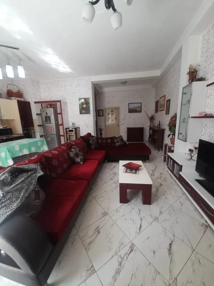 Tirane, jepet me qera Banesë 1+1+Ballkon, Kati 4, 65 m²,Çmimi 42.000 Lekë të Reja, Pranë Emerald Center,tek 5 MAJ, Tiranë.