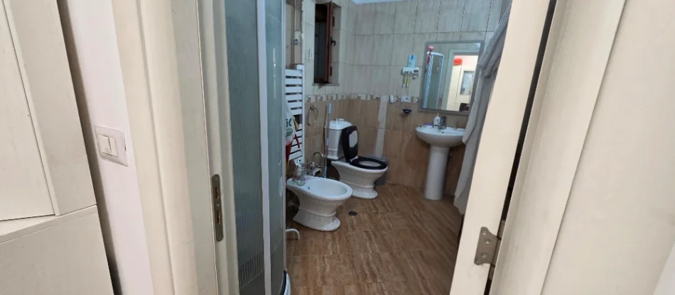 Tirane, shitet apartament 2+1 , 75 m² 175.001 € (Xhamllik Rruga Bardhyl)