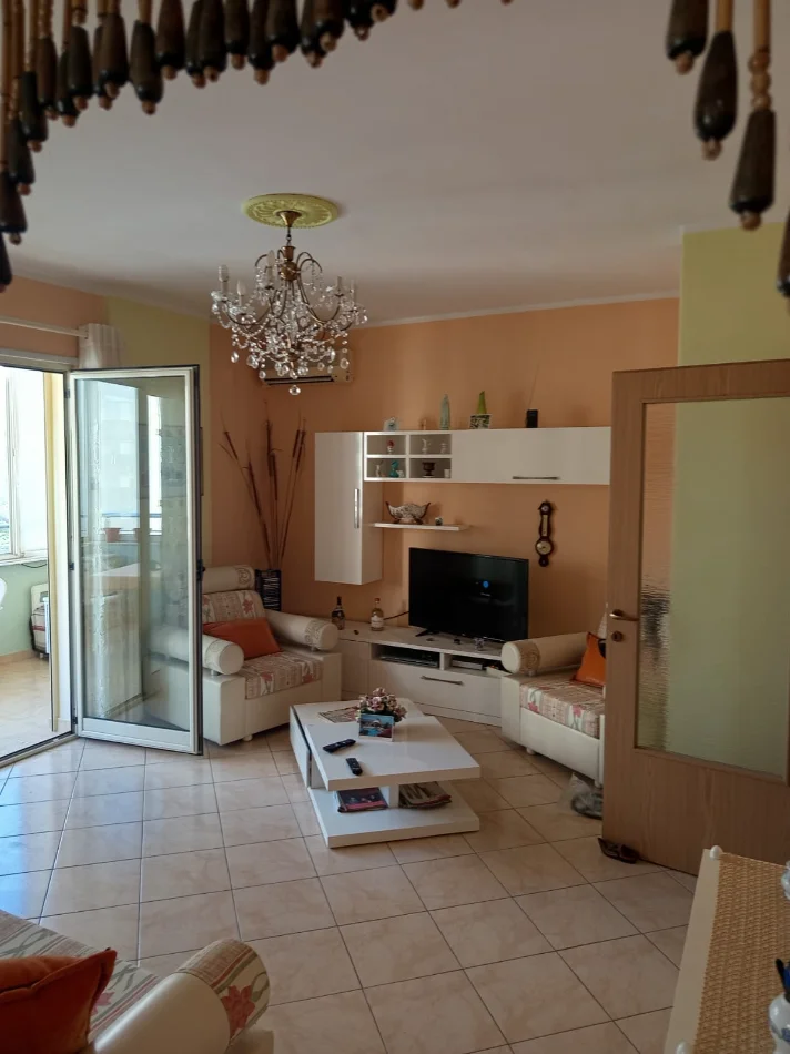 Shitet Apartament  tek Vollga