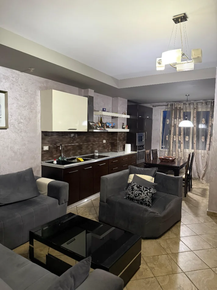 Tirane, jepet me qera apartament 2+1 Kati 5, 75 m² 600 € (Pas Square 21, Rruga Sali Butka, 21 Dhjetori, Tiranë)
