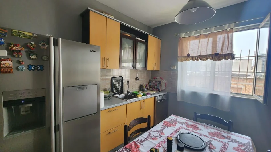 Tirane, jepet me qera apartament 2+1+Aneks+Ballkon Kati 6, 140 m² 700 € (Rruga e Elbasanit)
