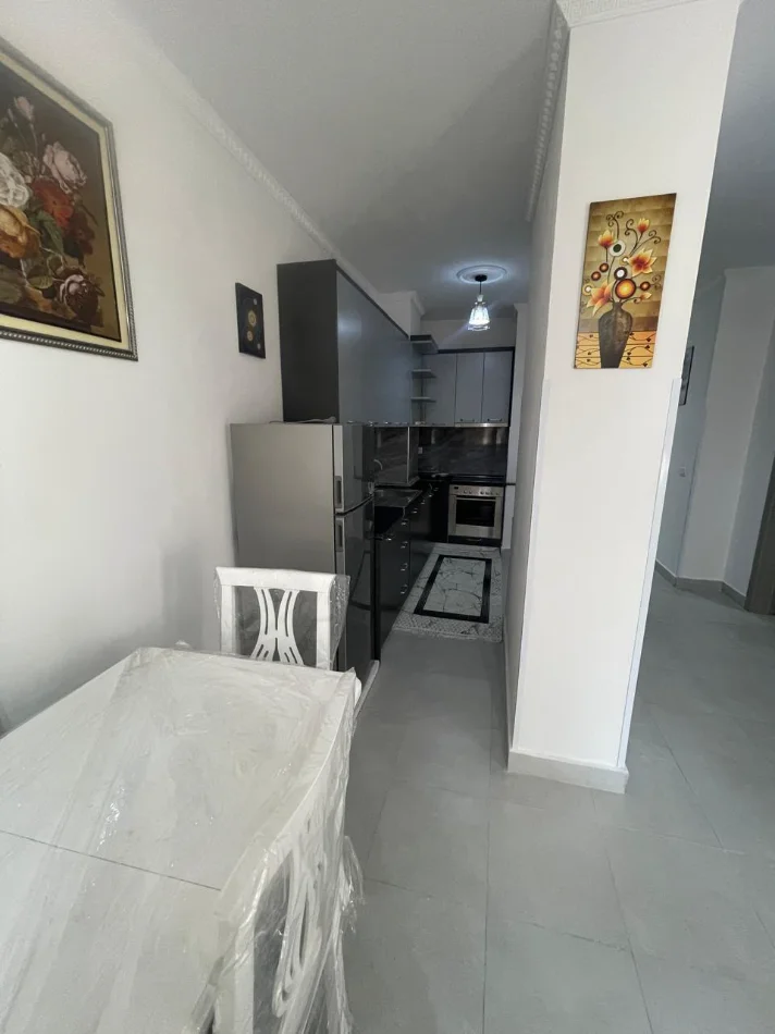 Tirane, jepet me qera apartament 2+1 Kati 1, 600 € (Rruga 5 Maji)