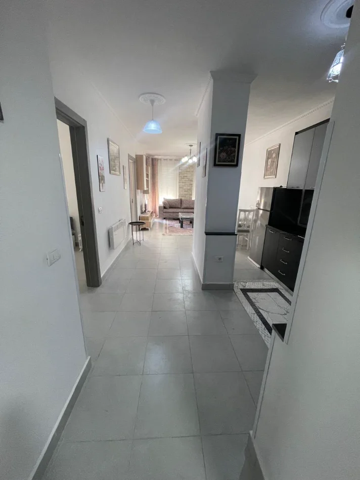 Tirane, jepet me qera apartament 2+1 Kati 1, 600 € (Rruga 5 Maji)