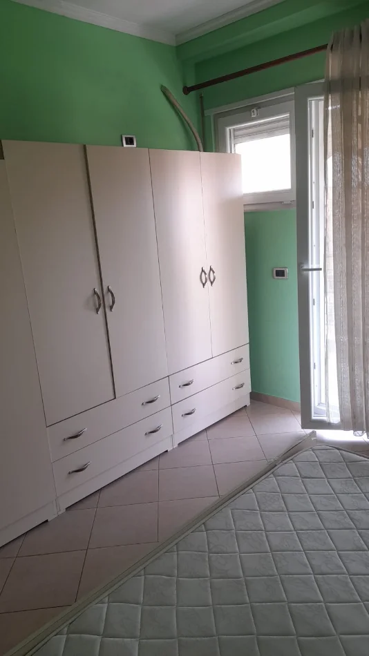 Tirane, jepet me qera apartament 1+1 Kati 2, 62 m² 550 € (Rruga Petro Nini Luarasi)