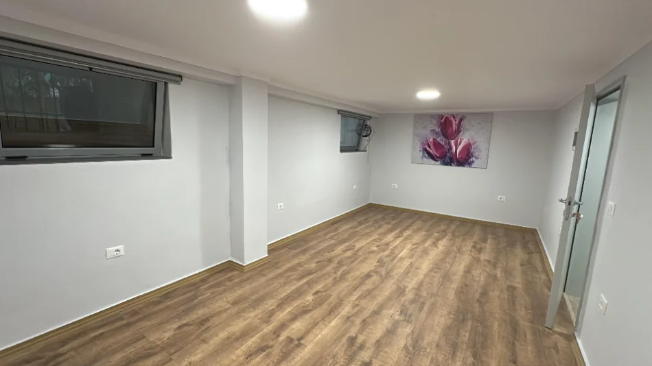 Tirane, jepet me qera ambjent biznesi Kati -1, 28 m² 400 € 