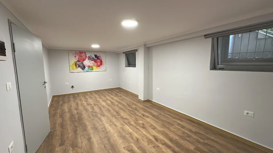 Tirane, jepet me qera ambjent biznesi Kati -1, 28 m² 400 € 