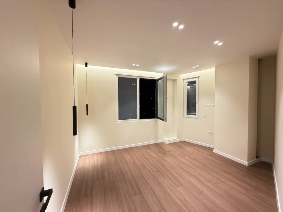Tirane, shitet apartament 2+1+Ballkon Kati 5, 85 m² 180.000 € (Rrethi Shkozes)