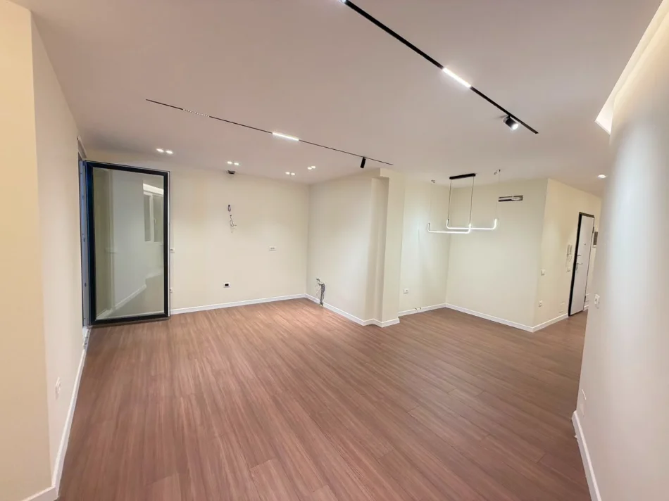 Tirane, shitet apartament 2+1+Ballkon Kati 5, 85 m² 180.000 € (Rrethi Shkozes)