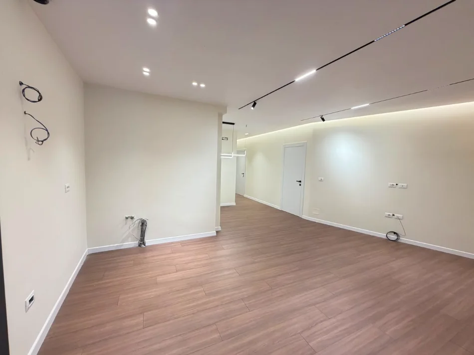 Tirane, shitet apartament 2+1+Ballkon Kati 5, 85 m² 180.000 € (Rrethi Shkozes)