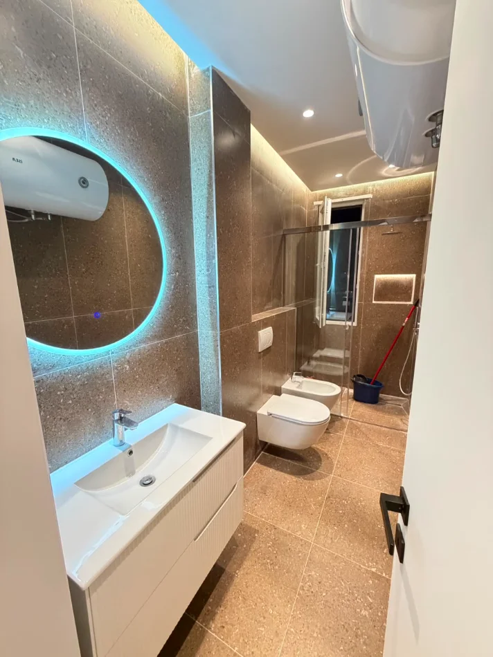 Tirane, shitet apartament 2+1+Ballkon Kati 5, 85 m² 180.000 € (Rrethi Shkozes)