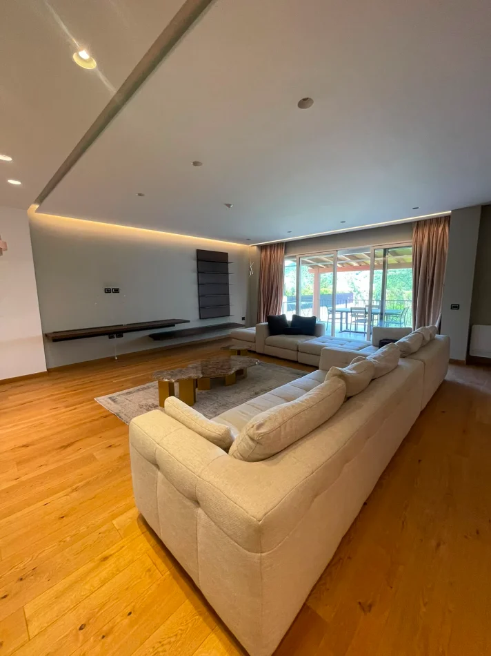 Tirane, shitet apartament 2+1+Ballkon Kati 2, 220 m² 500.000 € (Teg)