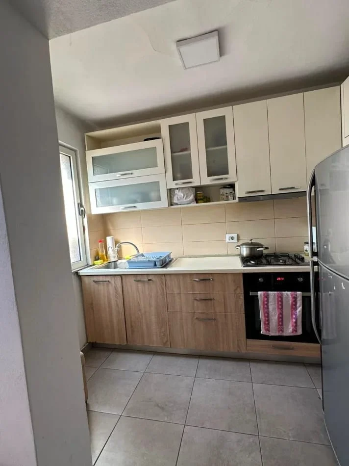 Tirane, jepet me qera apartament 2+1 Kati 5, Mobiluar ,Çmimi 55.000 Lekë të Reja, (Rruga Fortuzi, Mine Peza ,Tiranë.)