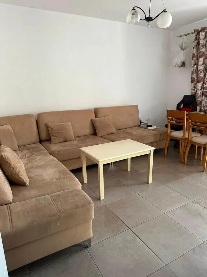 Tirane, jepet me qera apartament 2+1 Kati 5, Mobiluar ,Çmimi 55.000 Lekë të Reja, (Rruga Fortuzi, Mine Peza ,Tiranë.)