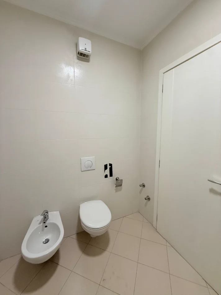 Tirane, jepet me qera zyre Kati 4, 180 m² 2.399 € (Rruga e Kavajes)
