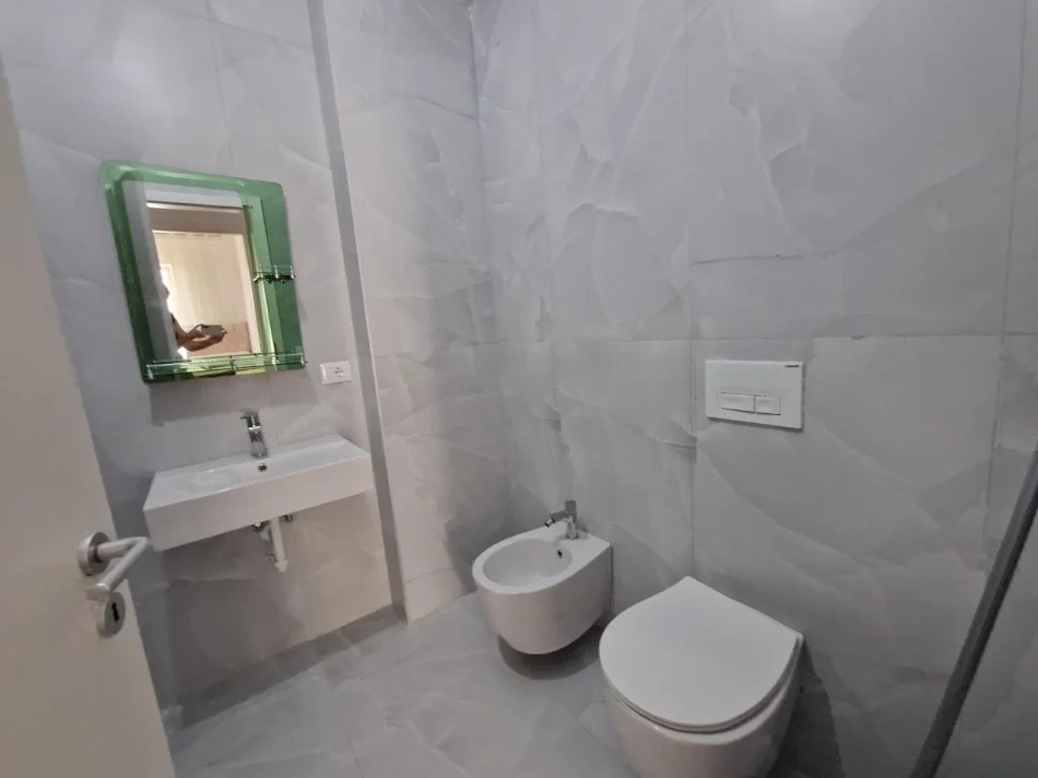 Tirane, jepet me qera apartament 2+1+Ballkon Kati 3, 90 m² 580 € (Pasho Hysa)