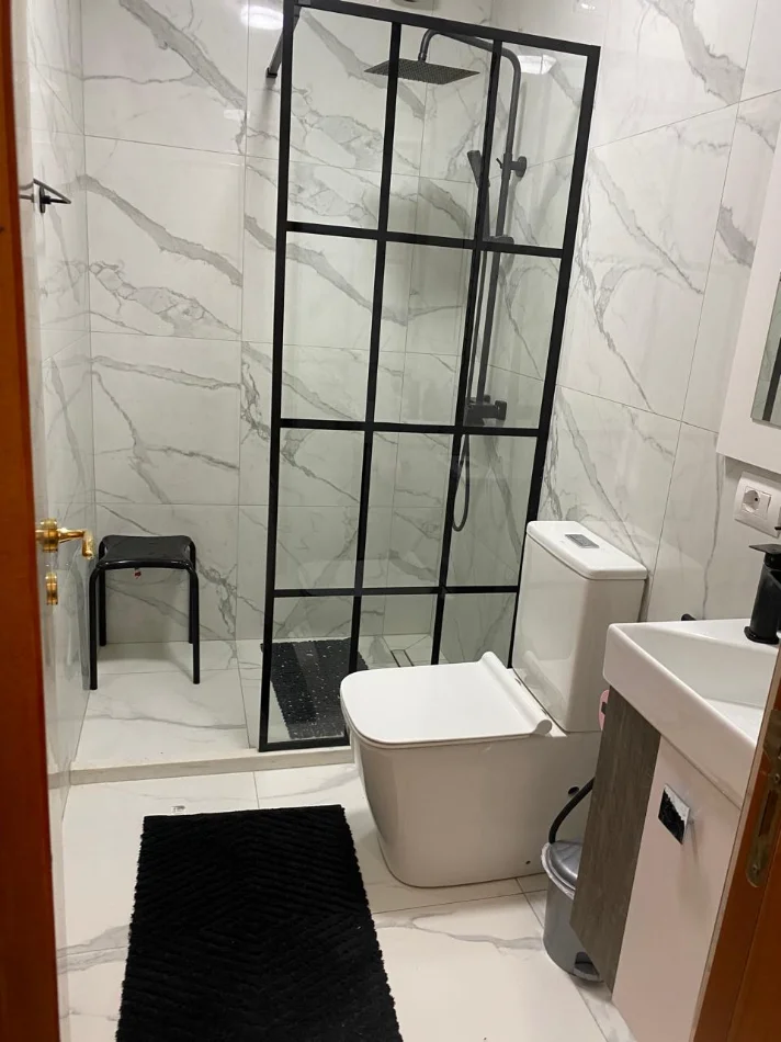 Tirane, jepet me qera apartament 2+1 Kati 8, 70 m² 800 € (Rruga Bardhok Biba, Ish Kinema 17 Nëntori, Qendër Tiranës.)