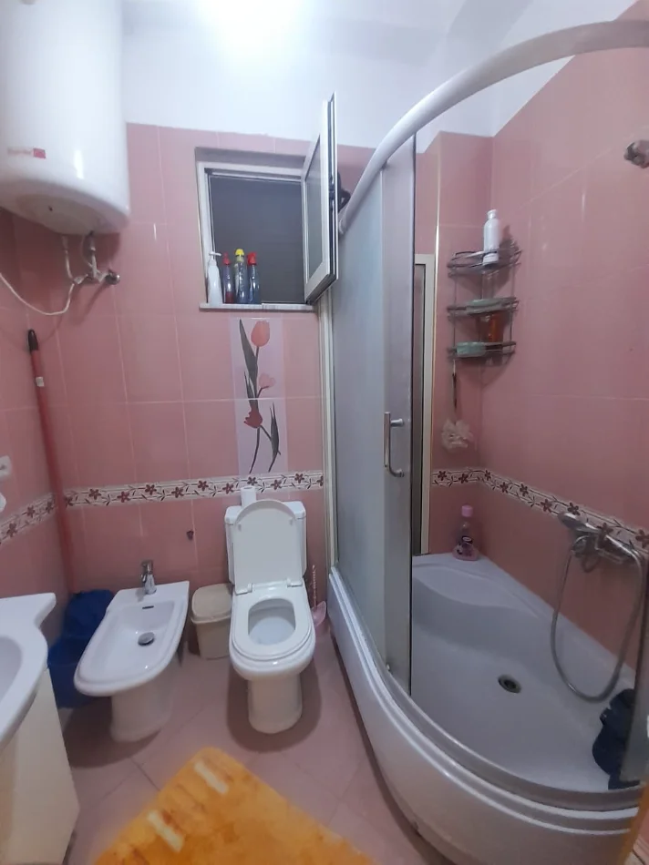 Tirane, jepet me qera Banesë 1+1+Ballkon, Kati 4, 65 m²,Çmimi 42.000 Lekë të Reja, Pranë Emerald Center,tek 5 MAJ, Tiranë.