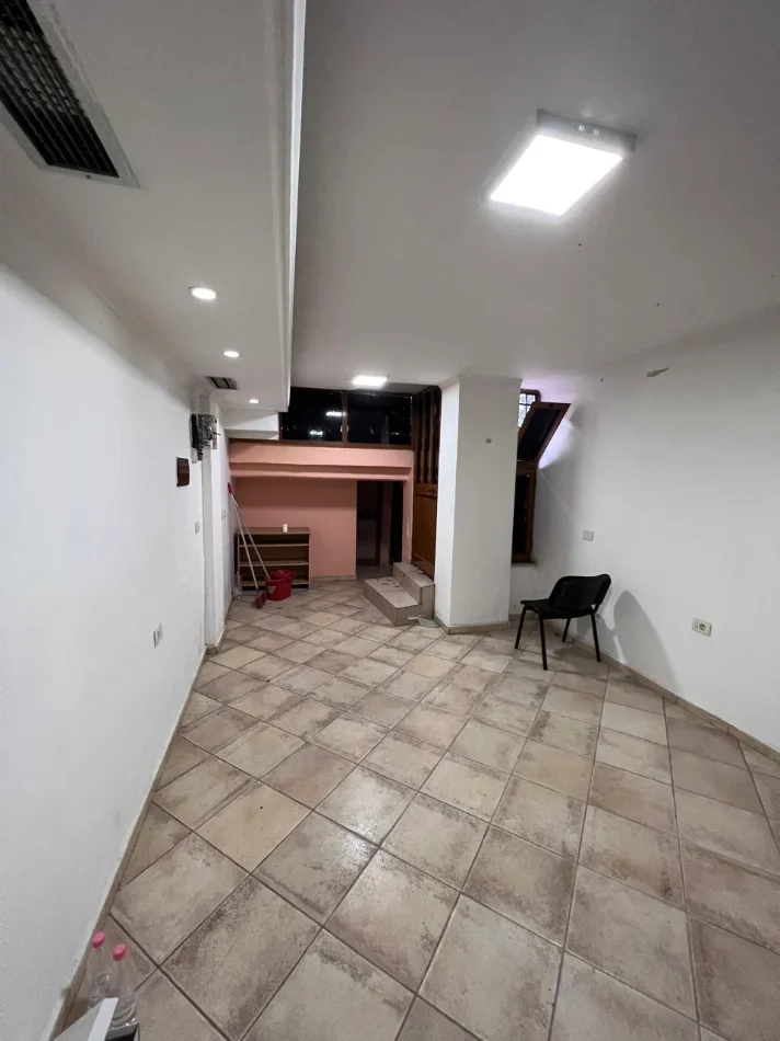 Shqiperi, jepet me qera dyqan Kati -1, 30 m² 400 € (Rruga Bardhyl)