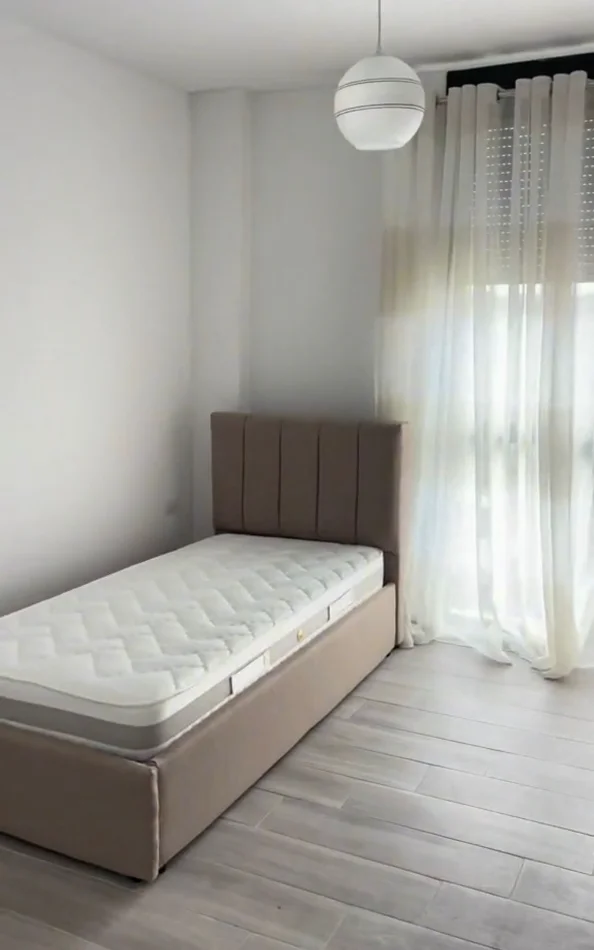 Tirane, jepet me qera apartament 3+1 Kati 2, 120 m², Çmimi 50.000 Lekë të Reja,(Tek 5 Maj, Tiranë.)