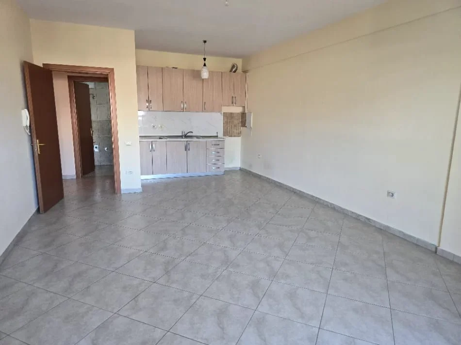 Tirane, jepet me qera apartament 2+1 Kati 3, 120 m² 800 € (Rruga Siri Kodra, Pranë Qendrës Tiranës.)