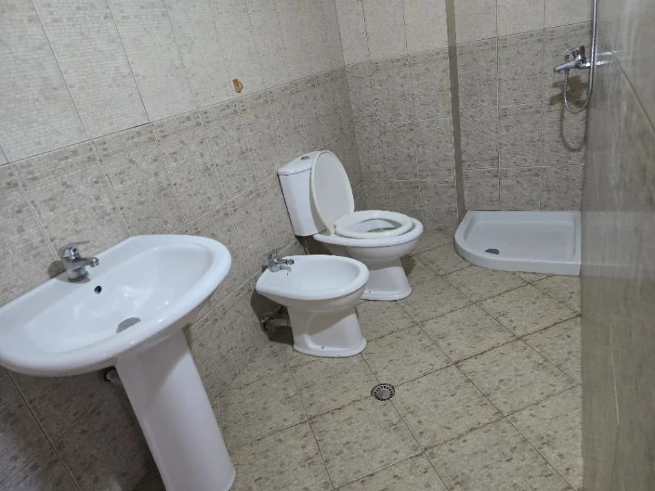 Tirane, jepet me qera apartament 2+1 Kati 3, 120 m² 800 € (Rruga Siri Kodra, Pranë Qendrës Tiranës.)