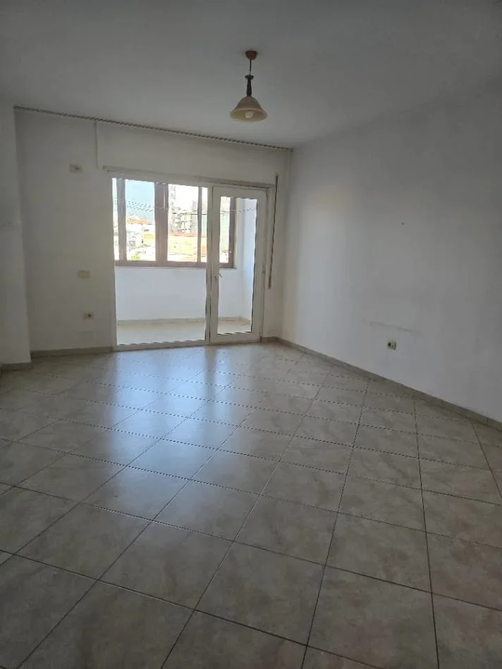 Tirane, jepet me qera apartament 2+1 Kati 3, 120 m² 800 € (Rruga Siri Kodra, Pranë Qendrës Tiranës.)
