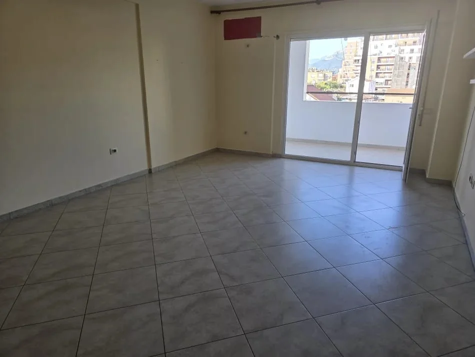 Tirane, jepet me qera apartament 2+1 Kati 3, 120 m² 800 € (Rruga Siri Kodra, Pranë Qendrës Tiranës.)