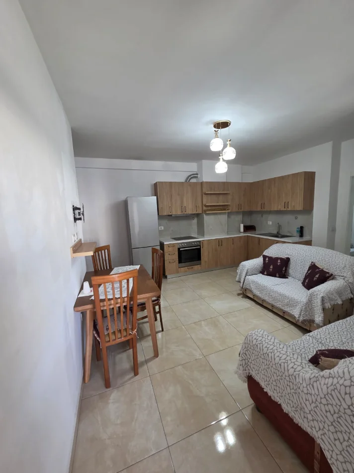 Tirane, jepet me qera apartament 2+1 Kati 4, Mobiluar, Çmimi 45.000 Lekë të Reja,( tek Kompleksi Jolla, Astir, Tiranë)