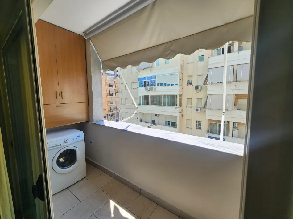 Tirane, jepet me qera apartament 2+1+Ballkon Kati 4, 110 m² 800 €