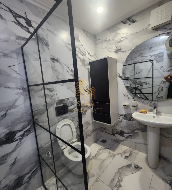 Tirane, jepet me qera apartament 2+1 Kati 4, 110 m² 800 € (Komuna e Parisit)