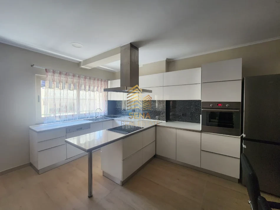 Tirane, jepet me qera apartament 2+1 Kati 4, 110 m² 800 € (Komuna e Parisit)