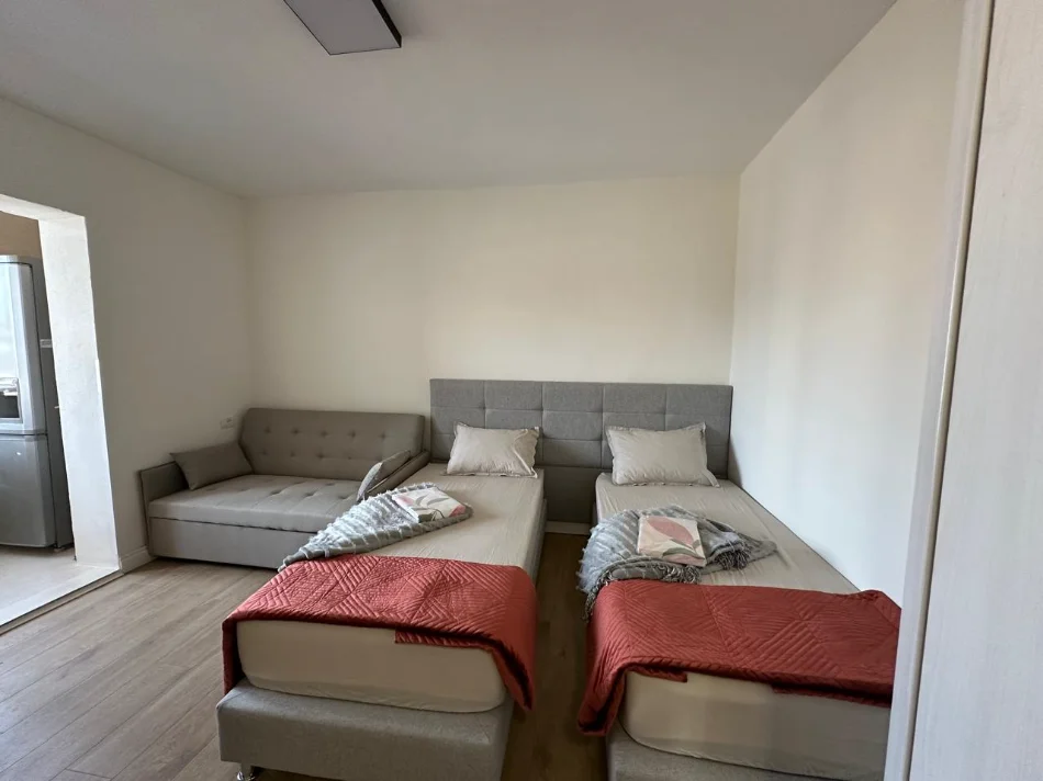 Tirane, jepet me qera Garsonier, Mobiluar,Kati 6, Çmimi 38.000 Lekë të Reja, Mbi Shkollën e Baletit, Tregu Elektrik, Tiranë.